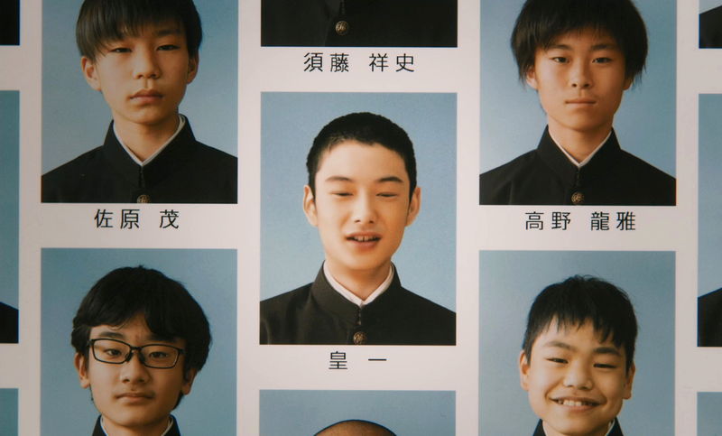 清原果耶、愛らしいツインテールの制服姿　岡田将生は過去作の写真を使用　「１秒先の彼」場面写真