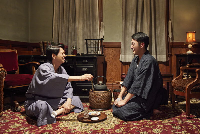 中村橋之助＝中山晋平　一心不乱な作曲風景　「シンペイ 歌こそすべて」ポスター＆場面写真