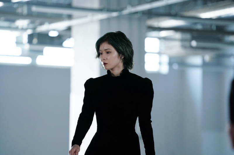 松岡茉優　グリーンヘアに真っ赤な口紅で極道の姉御に　「ヘルドッグス」場面写真