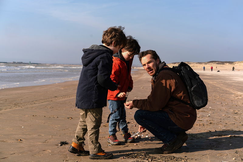 カンバーバッチが、“父”としての喪失や葛藤、愛を体現 「フェザーズ その家に巣食うもの」場面写真