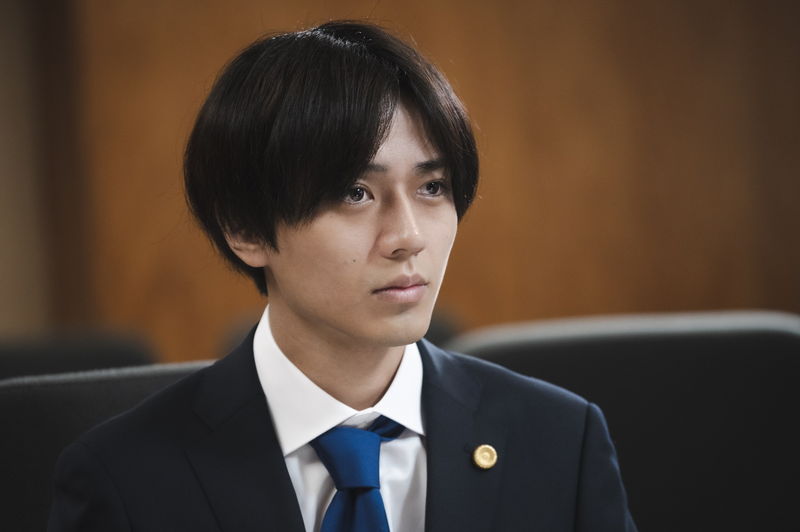 ろうそくの灯りに囲まれる中、杉咲花をまっすぐに見つめる永瀬廉　「法廷遊戯」場面写真