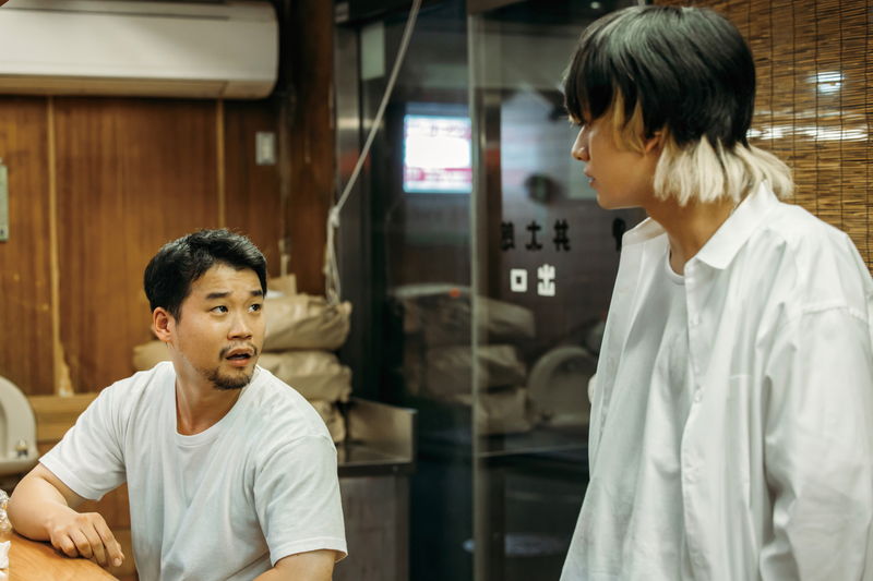 北村匠海、綾野剛にナイフを突きつける姿　林裕太と夜の歌舞伎町をさまよう姿も　「愚か者の身分」場面写真
