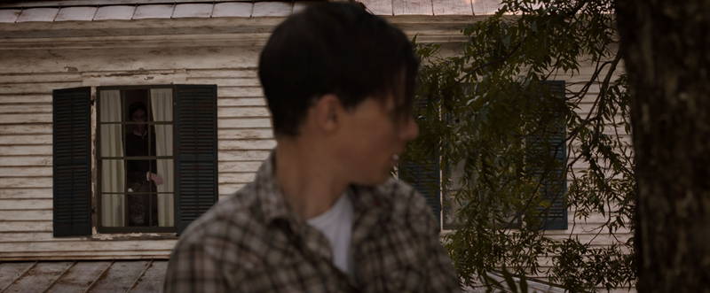 ウォーターベッドに浮かぶ謎の顔　悪魔に取りつかれた青年見つめる人影　「死霊館」シリーズ最新作場面写真