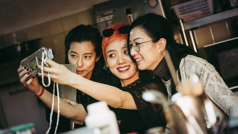 スマートフォンで自撮り　火鍋を囲んで笑顔　三姉妹の絆を映し出す　「花椒の味」場面写真公開