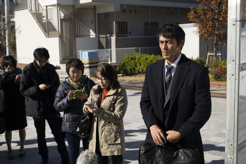 阿部寛　SNS上で”殺人事件の犯人”とされたエリートを体現　「俺ではない炎上」場面写真