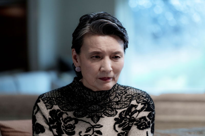 真木よう子　生まれたばかりの息子を愛情いっぱいに抱きかかえる姿　「金子差入店」場面写真