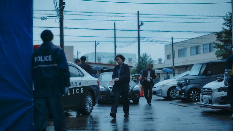 香川照之　不安にも必死にも見える表情で窓ガラスをホースで清掃する姿　「災 劇場版」場面写真