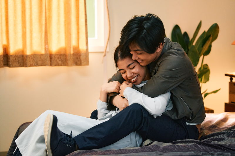 吉沢亮、婚約者のナディアをバックハグする姿　笑顔で抱きしめるショットも　「ファミリア」場面写真