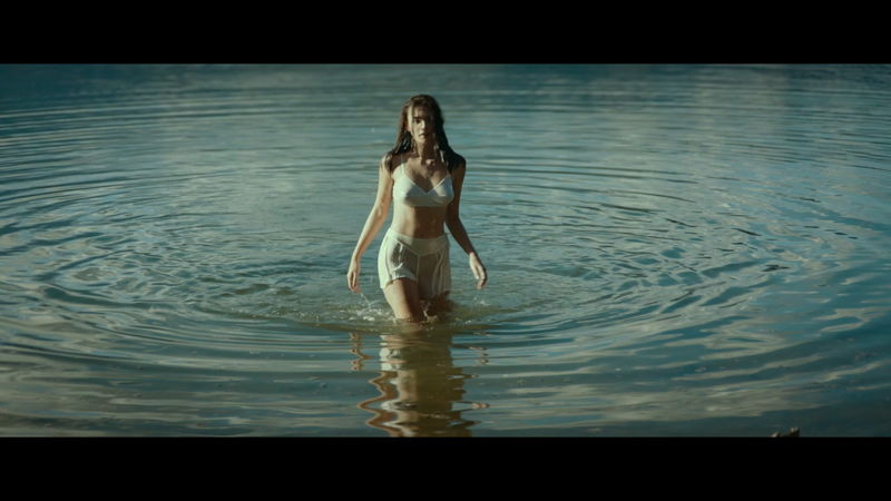 ディーヴァ・カッセル ランジェリー姿で湖に飛び込む大胆な姿 「美しい夏」本編映像