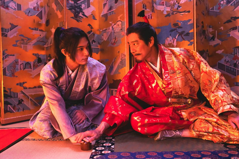 吉沢亮　気持ちよく眠る板垣李光人の首に噛みつこうとする姿　「ババンババンバンバンパイア」場面写真