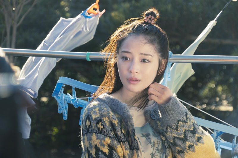 広瀬すずと當真あみが物干し場でぶつかり合い　「水は海に向かって流れる」本編映像
