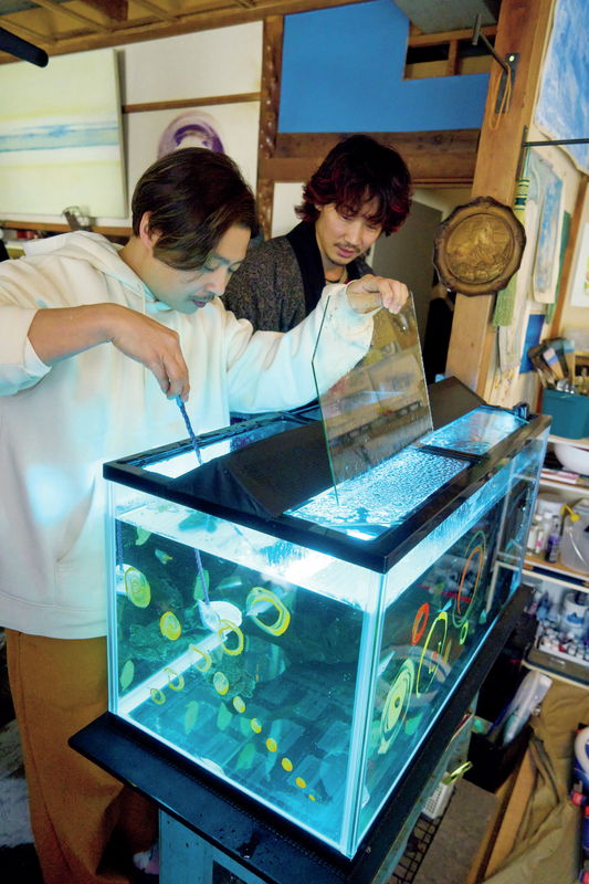 クレーンゲームにハマる堂本剛　水槽を掃除する堂本と見守る綾野剛も　「まる」メイキング＆オフショット