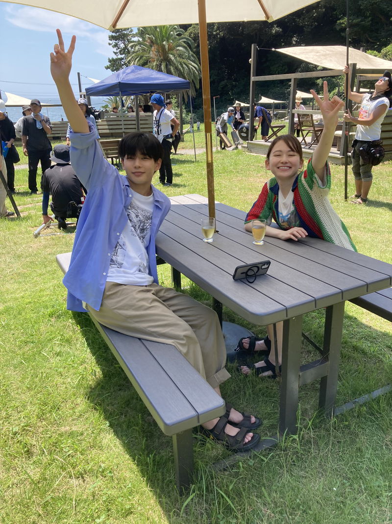 山田杏奈 血だらけ姿で笑顔 長尾謙杜とピースサイン 和気あいあいの現場 「恋に至る病」メイキング