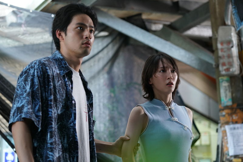 吉岡里帆と水上恒司の視線が交わる　恋の始まりの予感　「九龍ジェネリックロマンス」場面写真