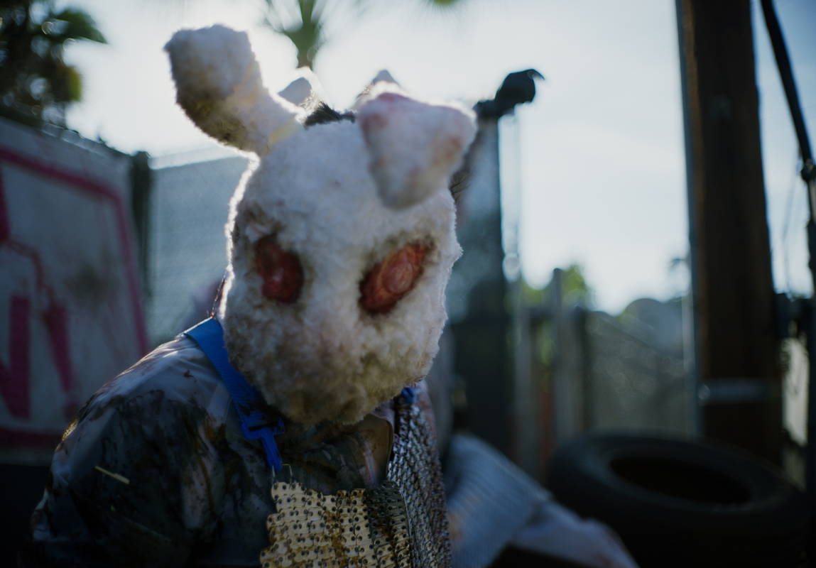 恐怖の赤目ウサギ男　トラップで女性を拘束し、肉包丁で迫る　「フォーエバー・パージ」本編映像