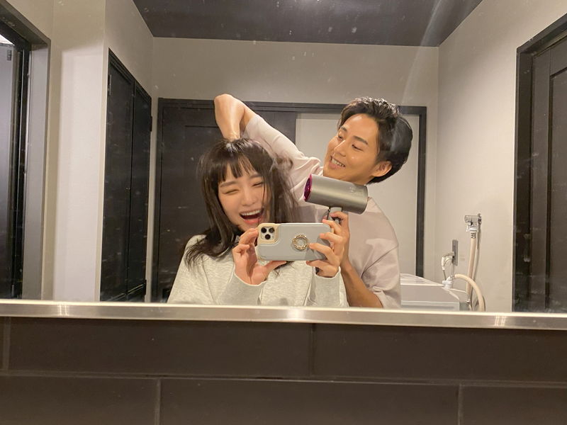 藤ヶ谷太輔が奈緒の髪をドライヤーで乾かす　幸せあふれる姿　「傲慢と善良」場面写真