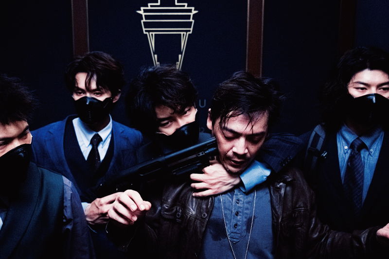 鬼気迫る表情のジャッキー・チェン 追いつめられるレオン・カーフェイ 「シャドウズ・エッジ」場面写真