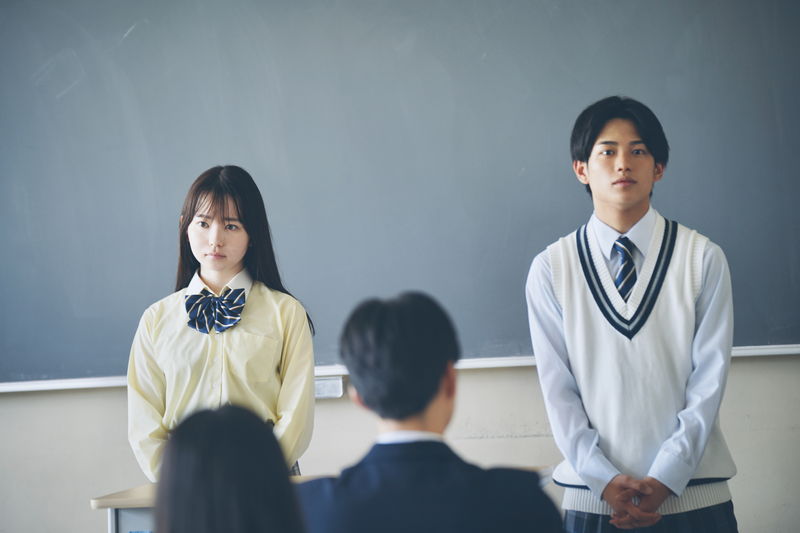 真弓孟之 学級委員としての落ち着いた姿 人を安心させる空気感 映画初出演「恋に至る病」場面写真