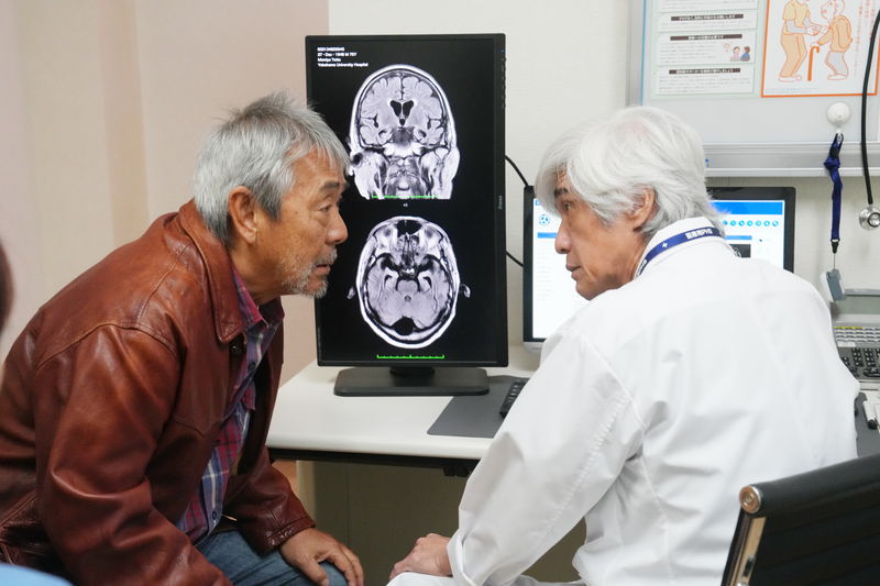 寺尾聰が認知症に侵されながらユーモアたっぷりな笑顔　支える松坂桃李　「父と僕の終わらない歌」場面写真