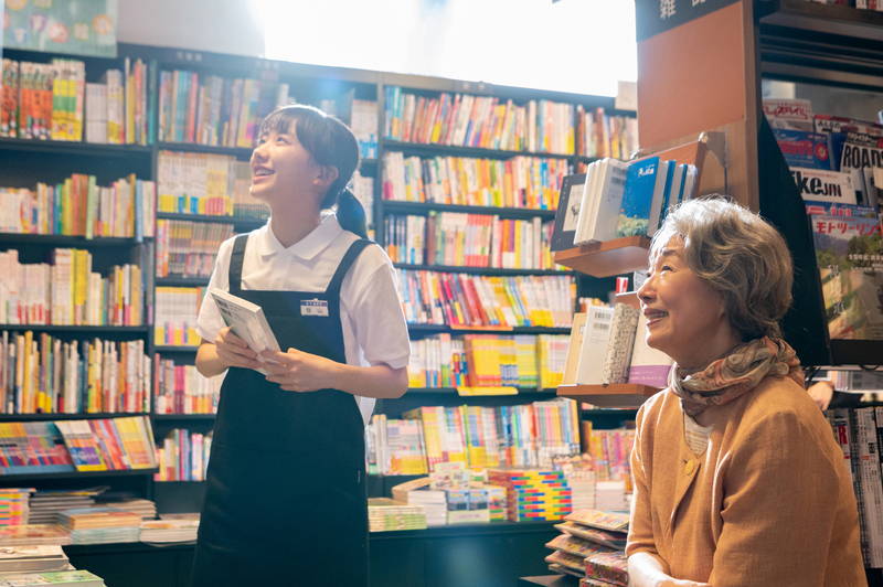 BL漫画を語り合う芦田愛菜と宮本信子　高橋恭平の学ラン姿も　「メタモルフォーゼの縁側」場面写真