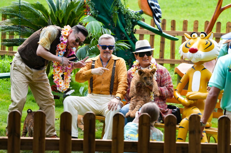 ジャッキー・チェンがライオンの赤ちゃんを抱っこ 大歓迎を受けて笑顔全開も 「パンダプラン」場面写真