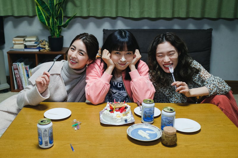 深川麻衣、鼻にケーキのクリームをつけたキュートな姿　映画「つんドル」メイキング