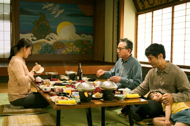 西島秀俊、三浦友和の腹に銃口を突きつける 「グッバイ・クルエル・ワールド」場面写真