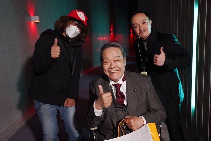 山田涼介が笑顔　西田敏行と濱田岳はサムズアップ　「大怪獣のあとしまつ」オフショット
