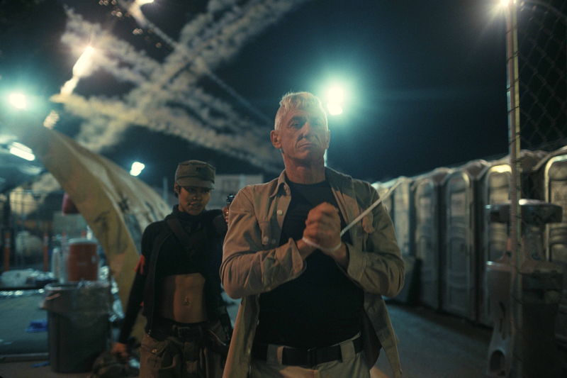 奔走するディカプリオ　”変態軍人”ショーン・ペンの姿も　「ワン・バトル・アフター・アナザー」場面写真