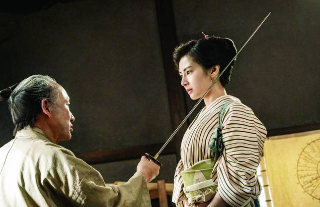 北川景子の首に刀　歩幅で測量する中井貴一＆松山ケンイチ　「大河への道」場面写真