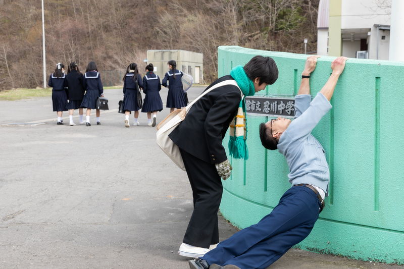 市原隼人　酔拳のような動きからのエビぞりを披露　「おいしい給食」本編映像