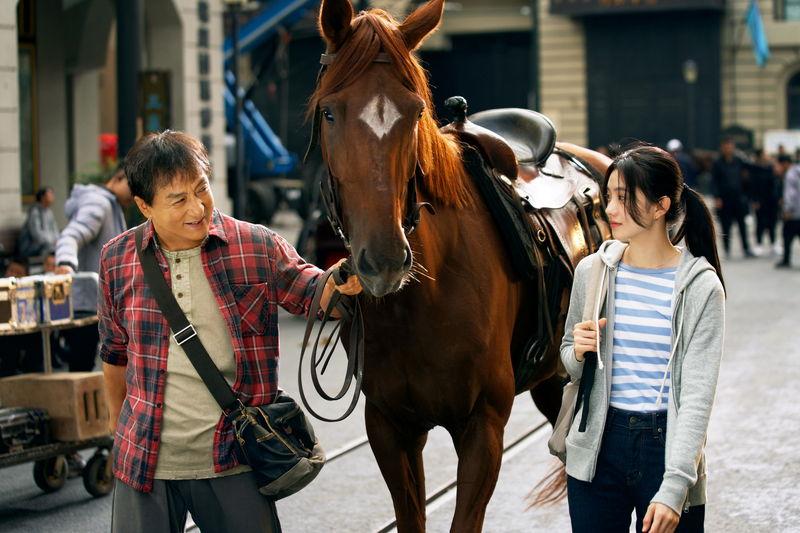 ジャッキー・チェン　馬に乗ったアクションや勢いよく階段を駆け上がる姿も　「ライド・オン」場面写真