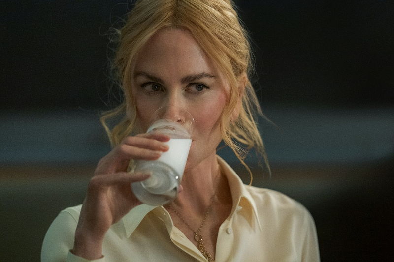 ニコール・キッドマン　ミルクをイッキ飲み　年下男性の前でひざまずく姿も　「ベイビーガール」場面写真