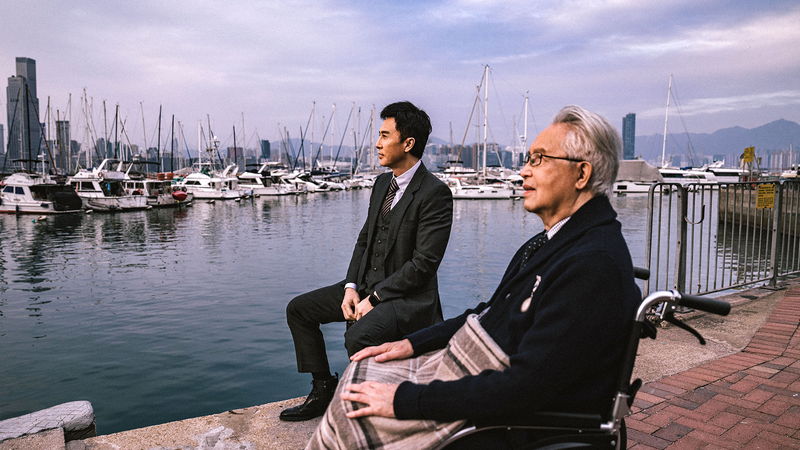 ドニー・イェン 銃を構えて鋭い眼光 英国式ウィッグをつけた検察官姿も 「プロセキューター」場面写真