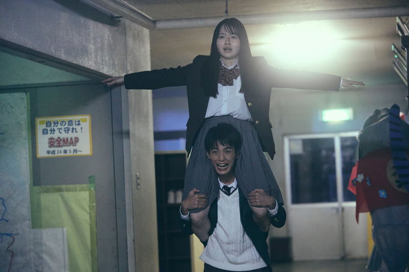 組体操で襲いかかるクラスメイト　立ち尽くす山田杏奈　「NEW GROUP」場面写真