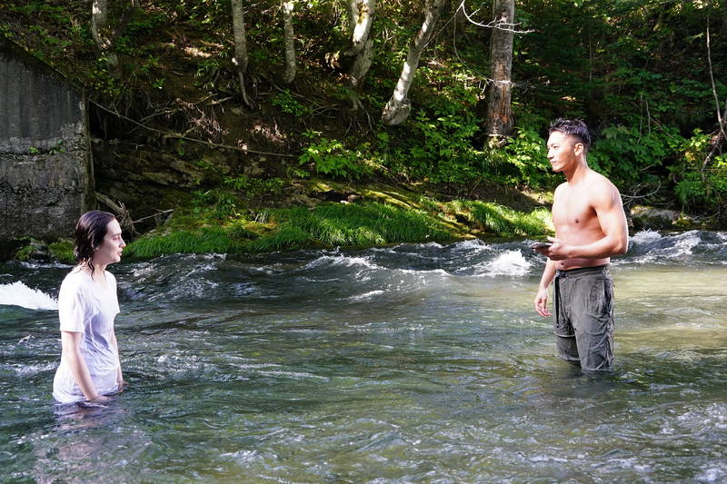 SWAY、上半身裸の鍛え抜かれた肉体美披露　川に飛び込み熱い言葉　「リスタート」場面写真