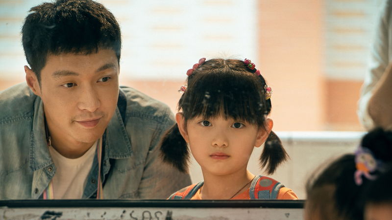 EXO・チャン・イーシン主演　耳のきこえない父と7歳の娘の心温まる絆　「愛がきこえる」公開決定