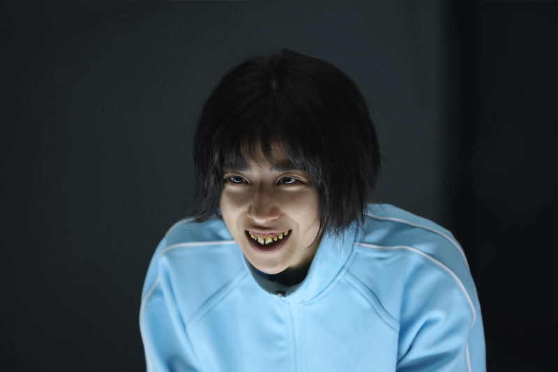 黒島結菜　不気味なほほ笑みにかわいく首をかしげるしぐさも　死刑囚役　「夏目アラタの結婚」場面写真