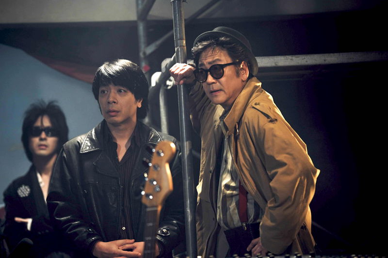 峯田和伸・若葉竜也・吉岡里帆　自主制作レコードを誇らしく見る姿　「ストリート・キングダム」場面写真