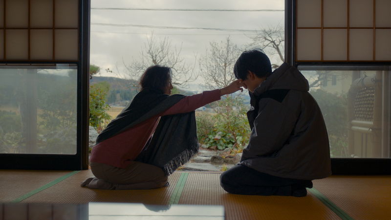 ワクチン接種後に妻を亡くした男　遺影が“奇跡の一枚”になり、“反ワクの象徴”に　「#拡散」本予告