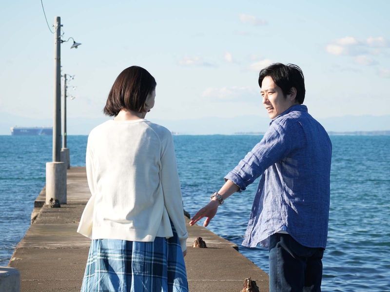 二宮和也と波瑠が見せる愛　週に一度のデート　手をつなごうとする姿も　「アナログ」場面写真