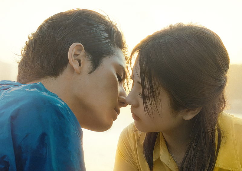 くちびるが今にも触れそうな山田涼介と浜辺美波のツーショットも　「サイレントラブ」場面写真