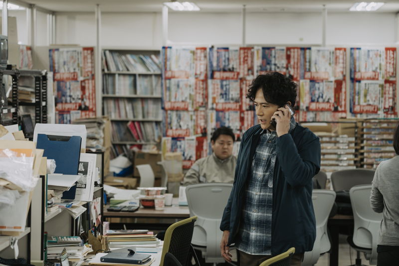 稲垣吾郎　衝撃的な事実に腰を抜かす姿　「あんのこと」でジャーナリスト役　場面写真