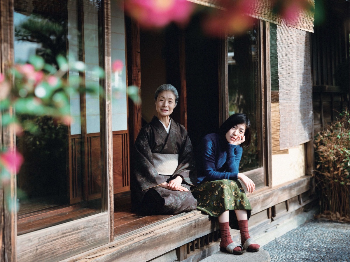 富司純子が自身の所有する着物姿を見せる予告編公開　孫娘役のシム・ウンギョンとW主演　映画「椿の庭」