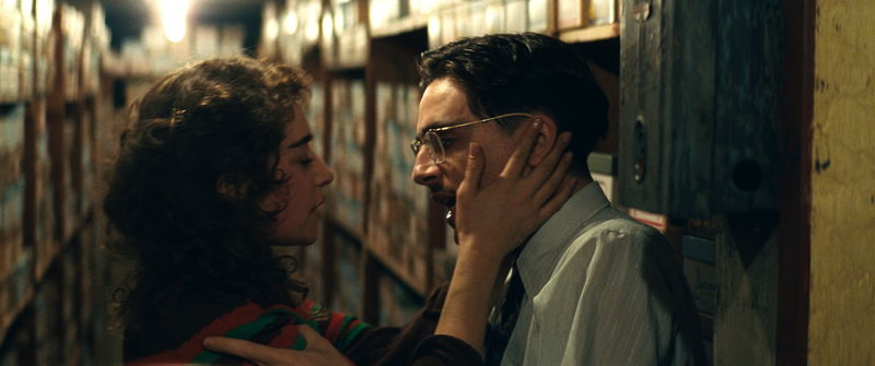 ティモシー・シャラメが電話をしながら見せるチャーミングな表情 「マーティ・シュプリーム」場面写真