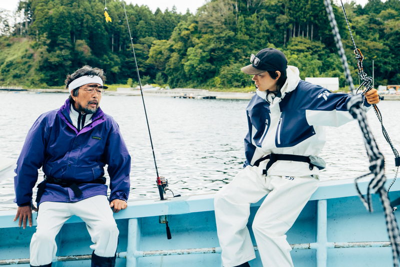 菅田将暉、マスクにサングラス姿で変装してつりに出かける姿　「サンセット・サンライズ」場面写真
