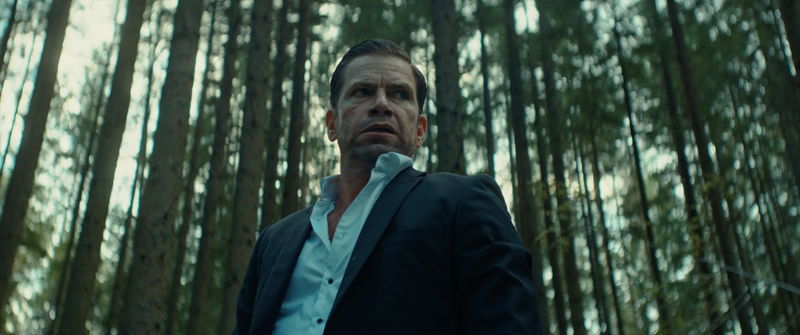 マッツ・ミケルセン　ビートルズ思わせる衣装　ジョン・レノンと思い込む男に　「さよなら、僕の英雄」特報