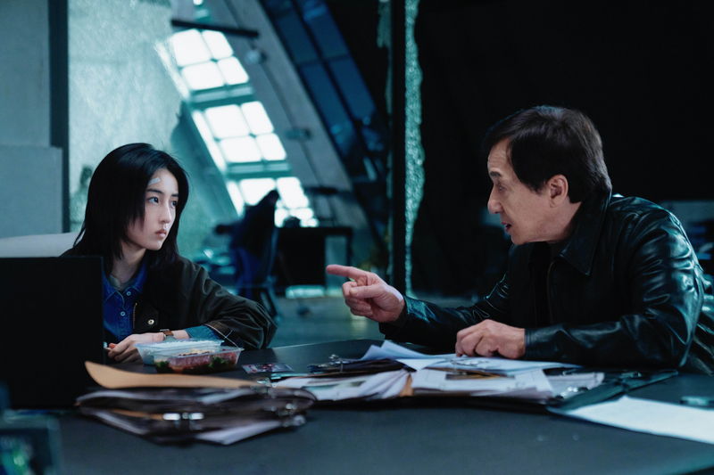 鬼気迫る表情のジャッキー・チェン 追いつめられるレオン・カーフェイ 「シャドウズ・エッジ」場面写真