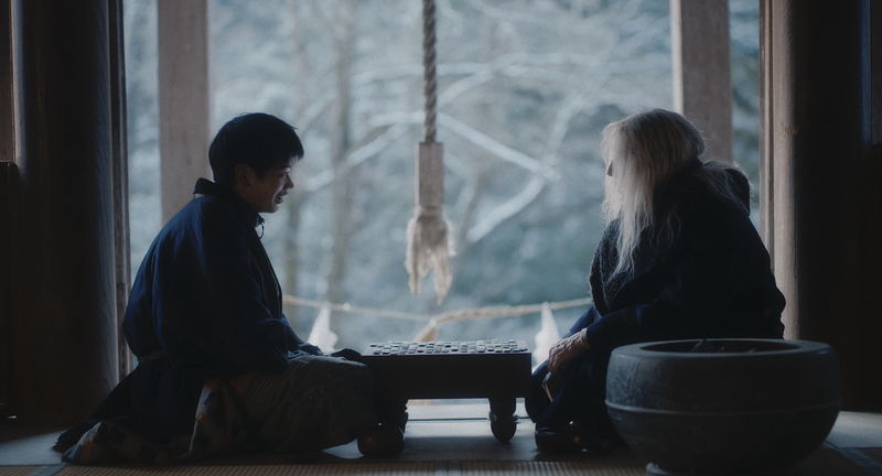 高橋一生＆黒崎煌代が森でさまよう姿　謎の女を演じる蒼戸虹子も　「脛擦りの森」場面写真