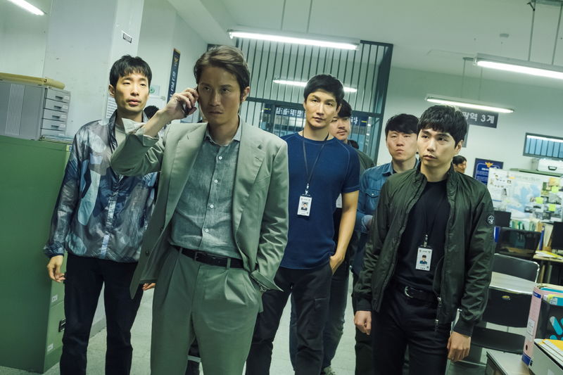 銃を突きつけ脅す悪徳警官　密室エレベーター内での駆け引き　「パーフェクト・ドライバー」本編映像
